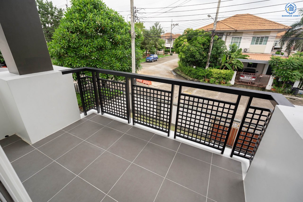 บ้านมือสองตกแต่งใหม่ ม.พฤกษาวิลเลจ11 ท่าอิฐ เนื้อที่ 52.5 ตร.ว. ฟังก์ชันพร้อม 3 ห้องนอน 2 ห้องน้ำ 1 ห้องอเนกประสงค์ จอดรถได้ 1 คัน บนทำเลศักยภาพ เข้า-ออกได้ทั้ง ถนนรัตนาธิเบศร์ และถนนราชพฤกษ์ ใกล้รถไฟฟ้าสายสีม่วง "สถานีบางรักน้อยท่าอิฐ"